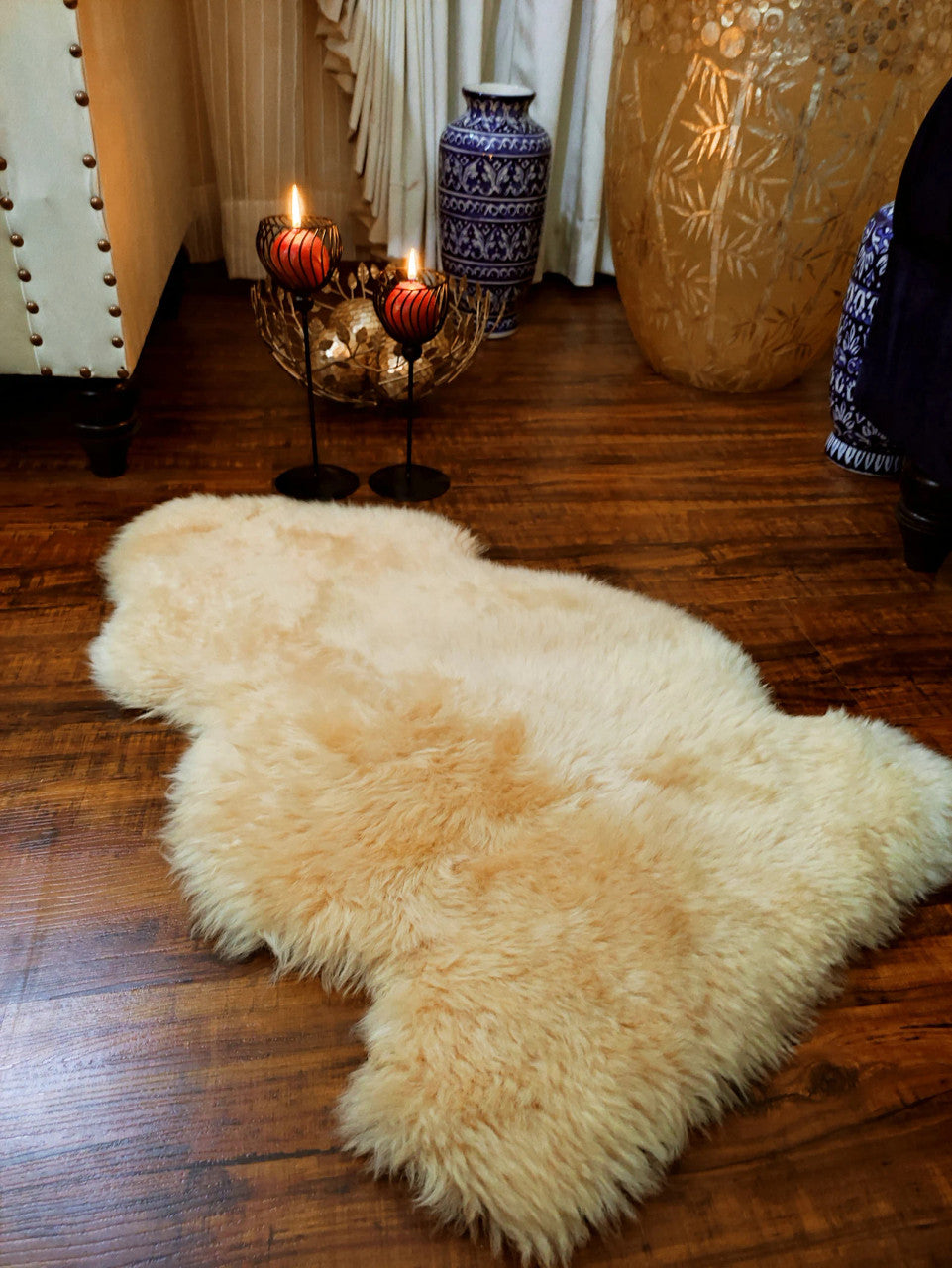 Elevate your living space with a natural champagne sheepskin rug. Indulge in opulence and create a sophisticated ambiance.