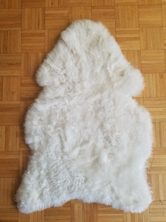 Stunning natural sheepskin rug with short fur.