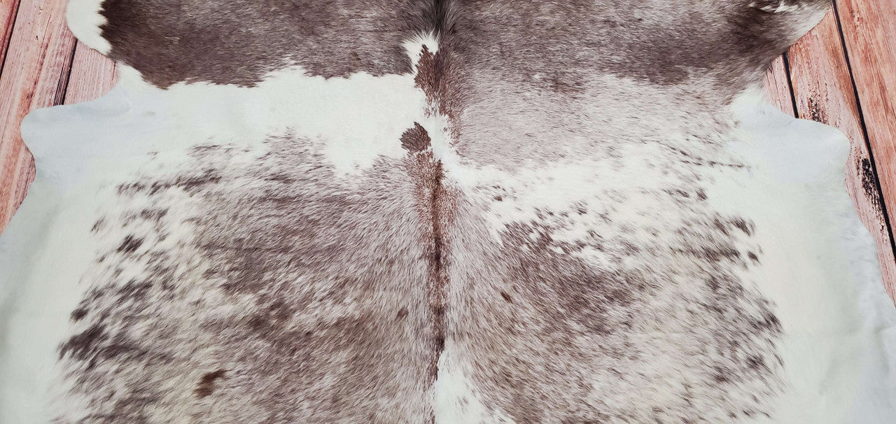 Discover the perfect natural cowhide rug for your home! Our cow rugs are perfect for interior decorations, wall hanging, and upholstery.