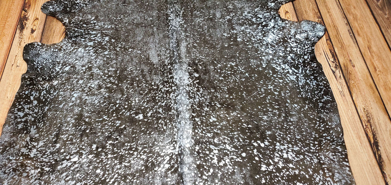 This metallic cowhide rug in large size will give any interior a unique and aesthetic look.