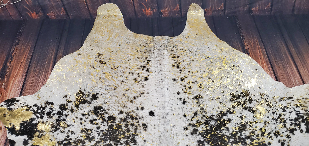 Metallic cowhide rugs come in a variety of colors and patterns, so you can find one that fits your personal style. They can be used as an accent piece or as the focal point of the room.