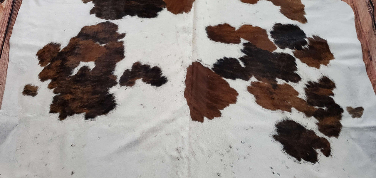 The Hereford cowhide rug will give your home decor a chic and easy look. It's perfect to complement western and Bohemian living room furnishings.