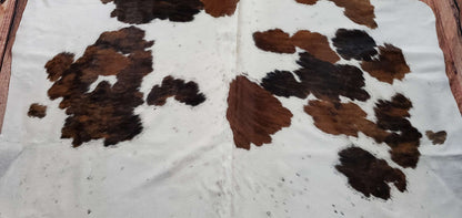 The Hereford cowhide rug will give your home decor a chic and easy look. It's perfect to complement western and Bohemian living room furnishings.
