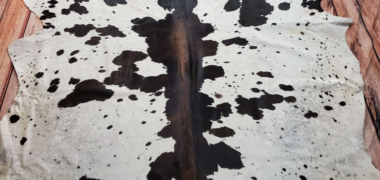 Amazing new large cowhide rug for my home office entryway is splendid. The color is exactly as advertised and the weight is excellent for my residence. The quality is simply excellent!
