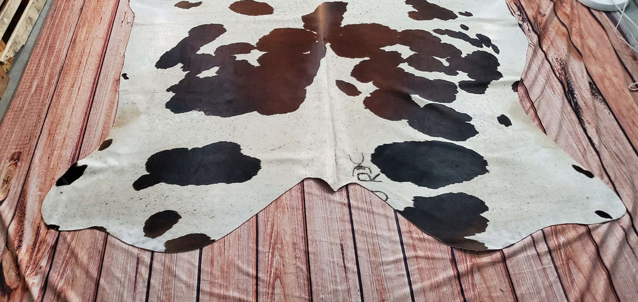 This large cowhide rug is perfect for my home, as I had envisioned. It looks great with my side table in my living room. It arrived on time and was affordable.