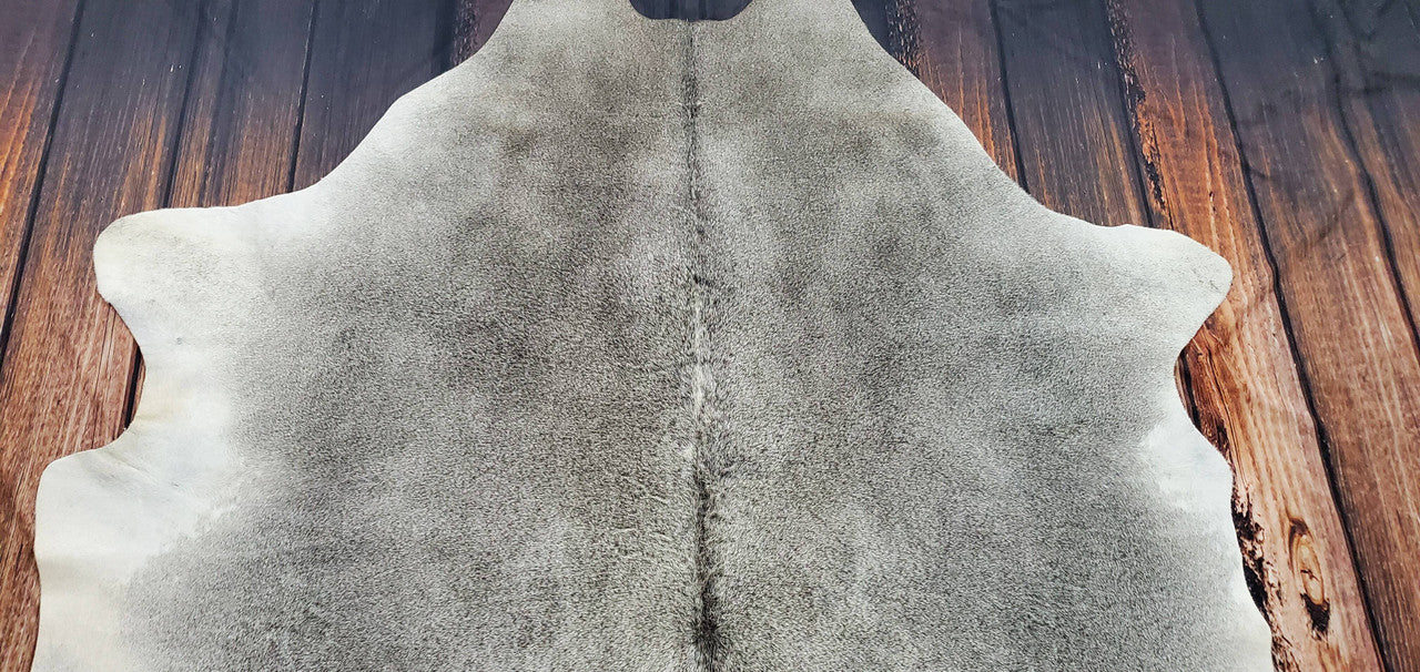 This light grey cow skin rug is excellent. It's got a precisely processed texture, and the different shades of the grey tones appear vibrant. It's very soft to the touch too.