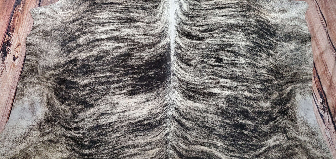 This large owhide rug will provide a brilliant display space, the gray with natural spines ooze creativity and should catch the eye of your visitors.