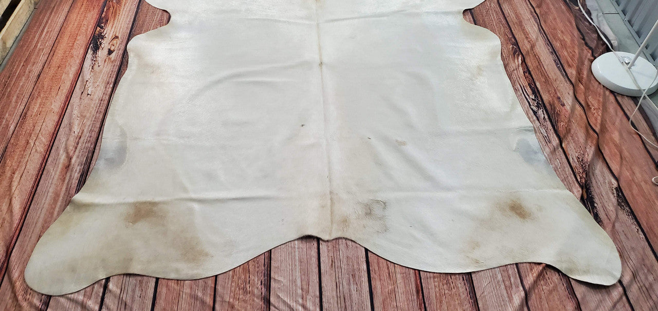 This cowhide rug has a smooth color and natural look, cream and white colors provide a soft, comfortable feel.