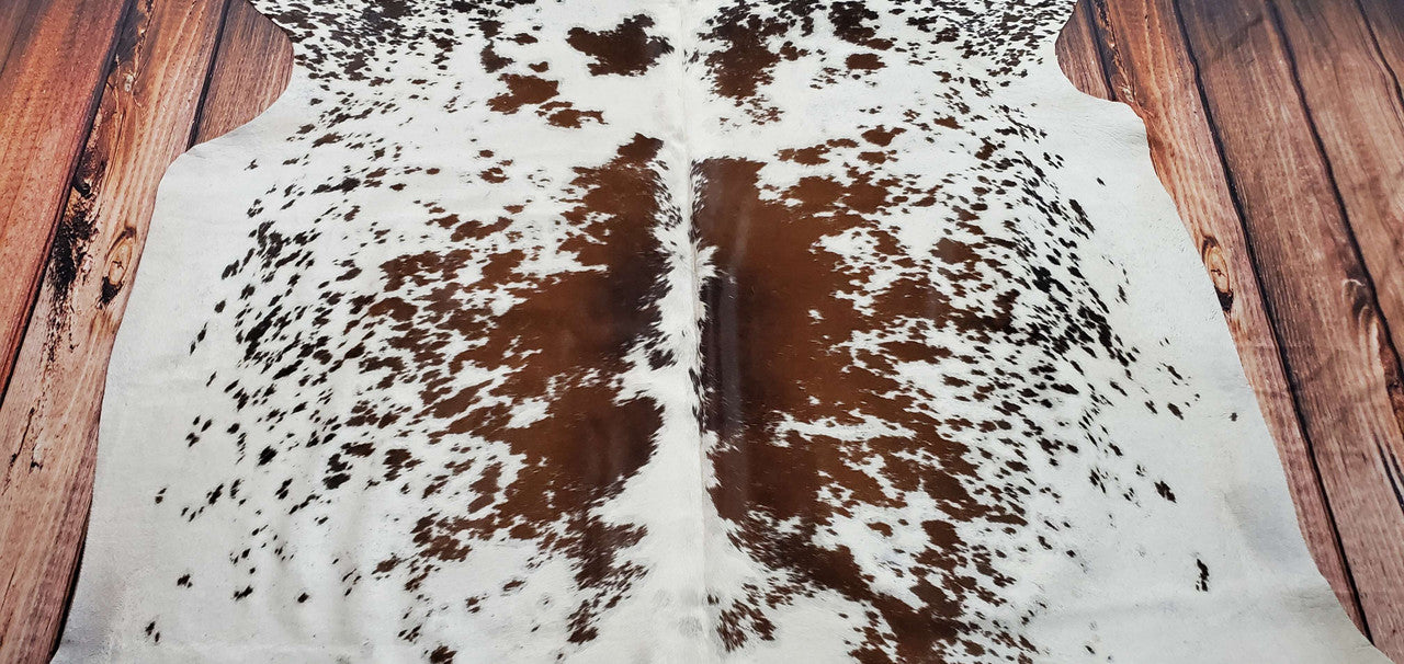 Salt and pepper cowhide rugs are highly popular when it comes to interior design and aesthetics. Their prevalence is not shocking, considering the natural markings.