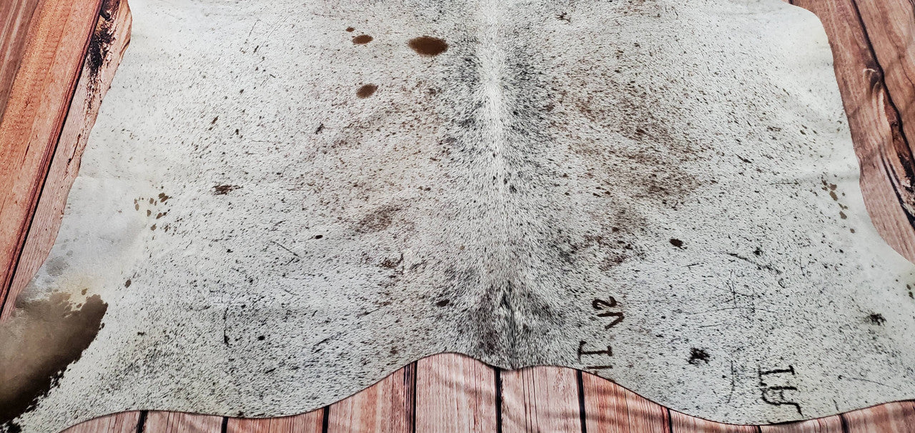 This cowhide rug, which is saturated with salt and pepper and one hundred percent genuine, is strikingly chic. This exquisite centerpiece will up the classiness of your room.