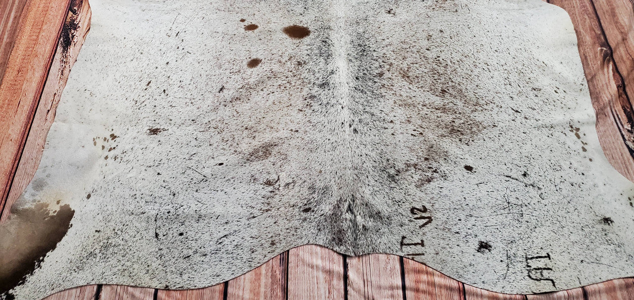 This cowhide rug, which is saturated with salt and pepper and one hundred percent genuine, is strikingly chic. This exquisite centerpiece will up the classiness of your room.
