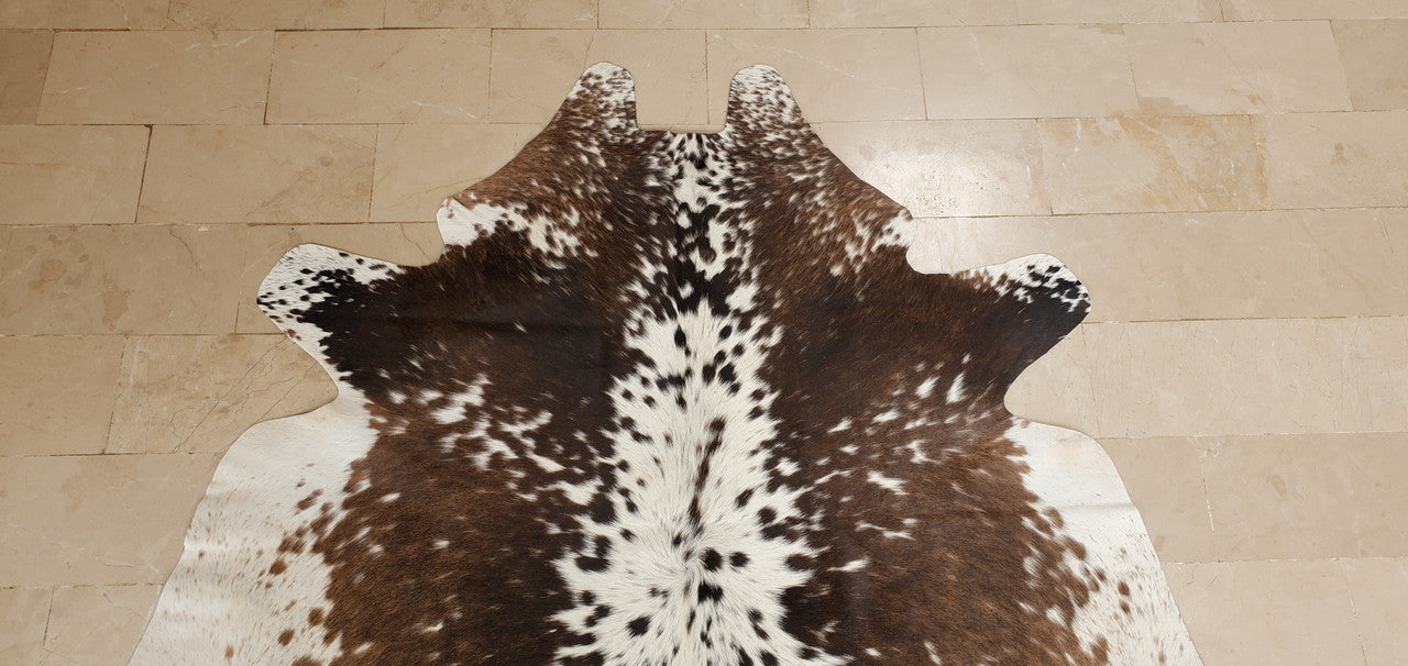 Bring natural beauty into your home with this speckled cowhide rug! Its unique design adds a modern touch while its soft, smooth surface is a pleasure to walk on.