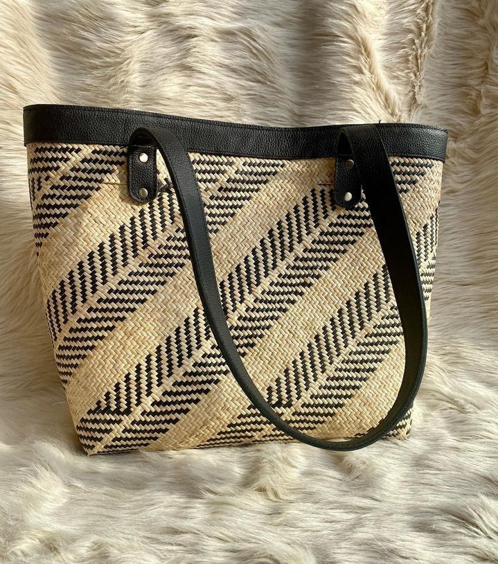 Discover the perfect picnic bag! Our natural rattan bags are handmade and lightweight, perfect for any outdoor adventure. Shop now and make the most of your summer!