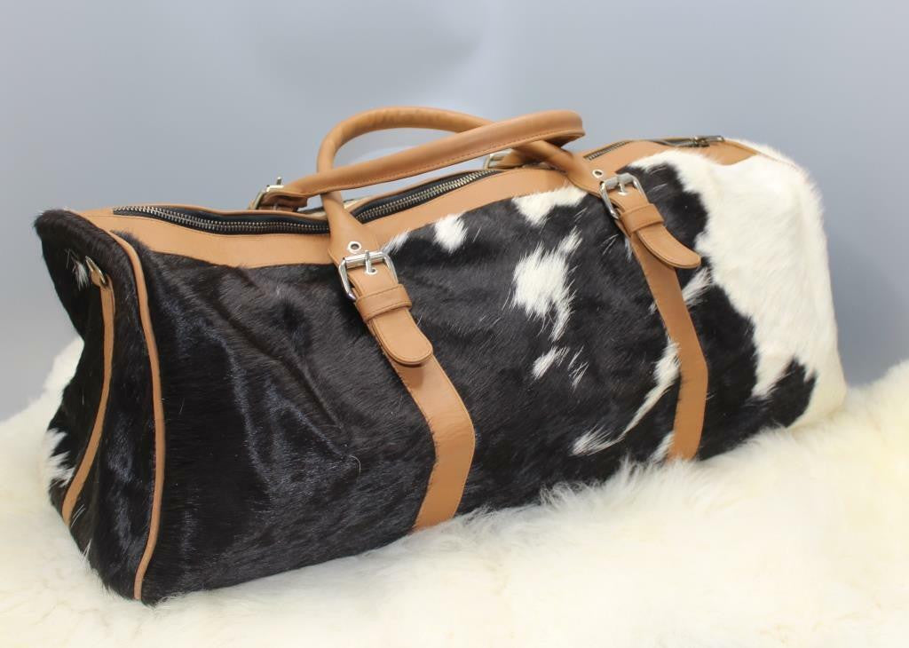 Go on a vacation while this cowhide luggage bag, it provides storage capacity for all your belongings. Easily transportable when you go out of your way or attend a last-minute weekend getaway.