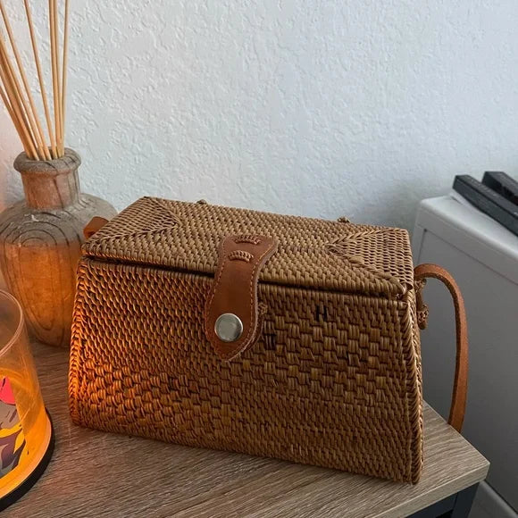 Ronde rieten crossbody tas voor dames met lederen schouderriem