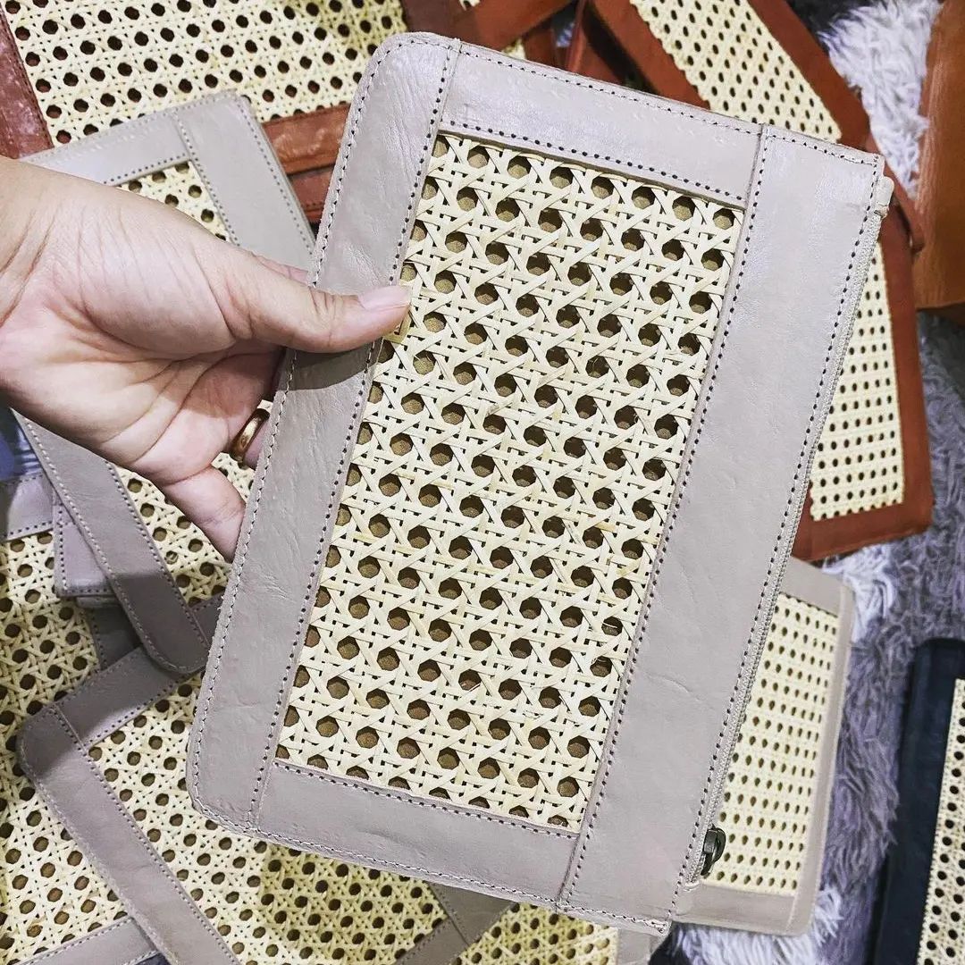Webbing-Rattan-Clutch mit Lederdetails – perfekte Sommertasche für den Alltag oder Strand