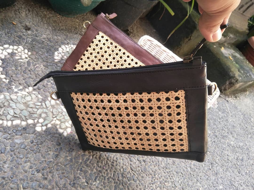 Sommerliche Damenhandtasche aus Rattan und schwarzem Echtleder mit Reißverschluss