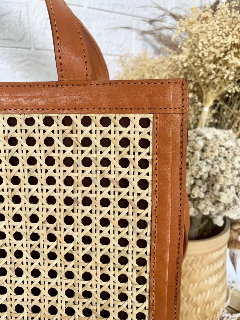 Vierkante rattan handtas met lange schouderriem en rits, perfect als zomeraccessoire.