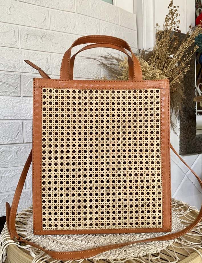 Handgemaakte rieten tas met leren afwerking, ideaal voor stranddagen en zomerse uitstapjes.