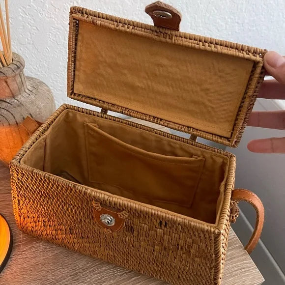 Zomerse rattan handtas met geweven patroon en batik voering