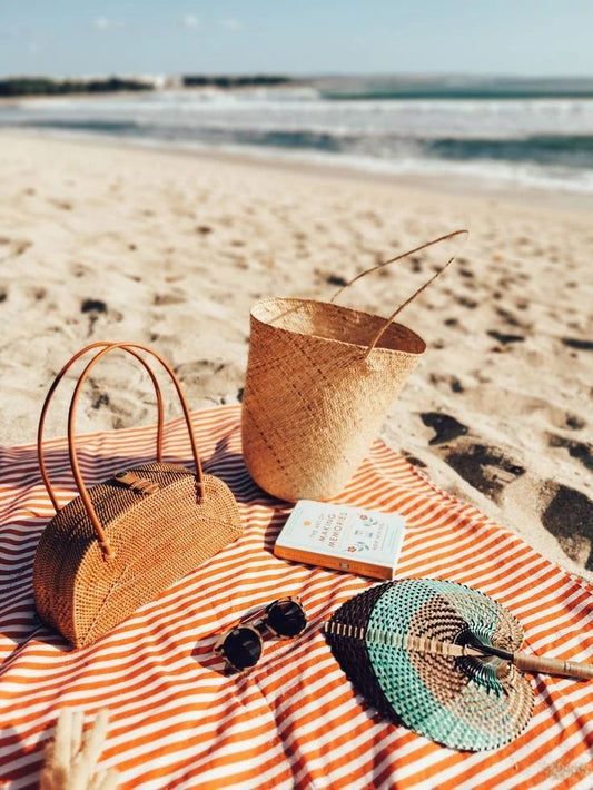 Looking for a half-moon woven beach purse? This compact and stylish rattan bag with a curved silhouette is ideal for warm-weather travel and day trips.