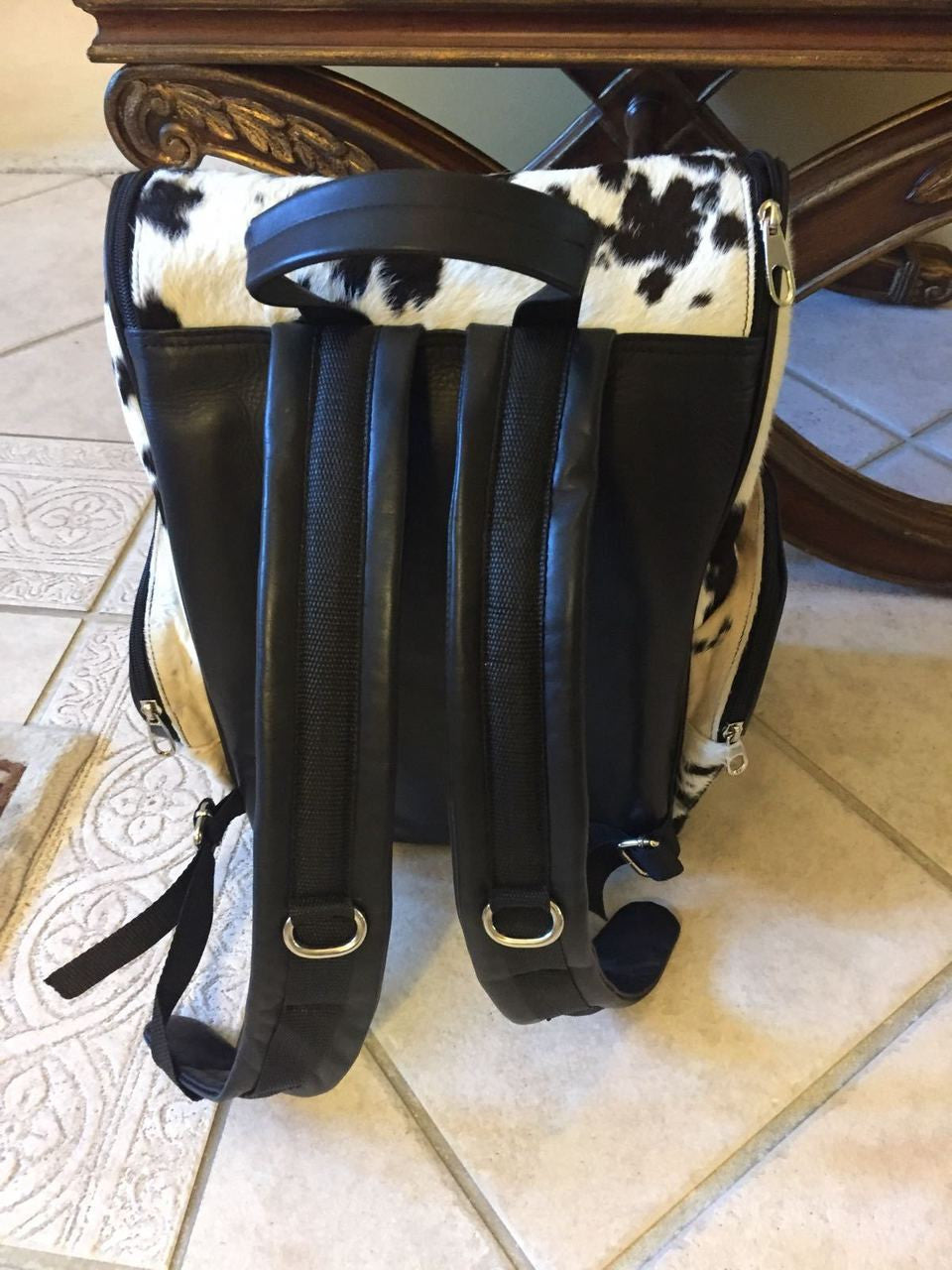 cowhide crossbody bag perfect for you western look.