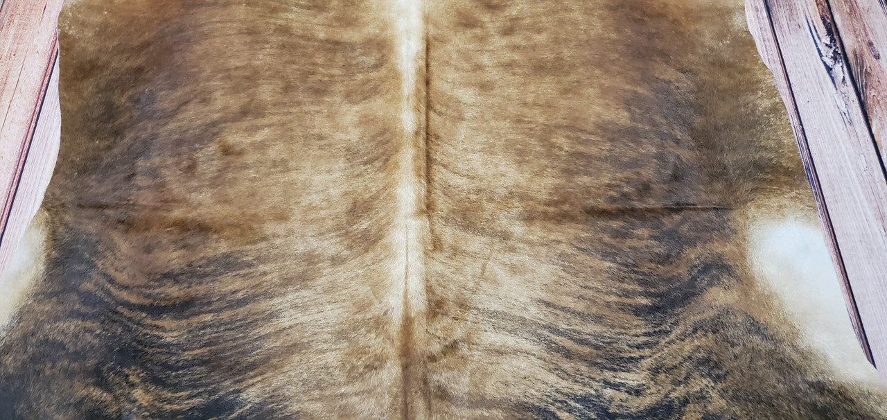 These unique and natural cowhide rugs are durable and resistant to fading from sunlight exposure, your cow rug will stay looking great no matter if you hang it indoors or outdoors.