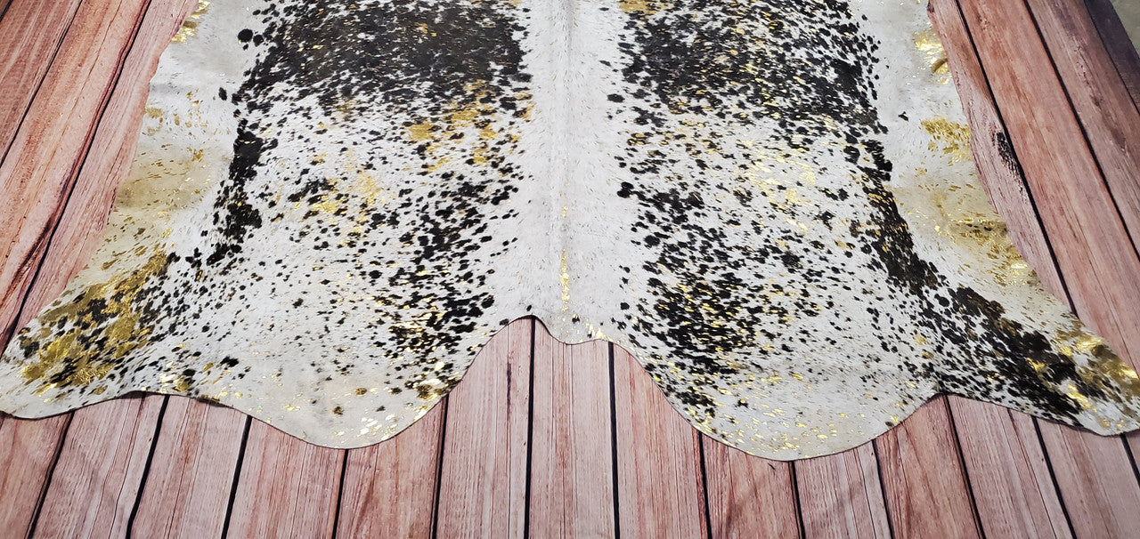 Cowhide rugs are also easy to care for and will last for many years with proper care, and our natural cowhide rugs are free shipping all over Canada.
