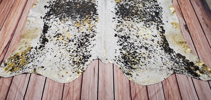 Cowhide rugs are also easy to care for and will last for many years with proper care, and our natural cowhide rugs are free shipping all over Canada.
