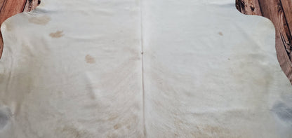 I was delighted to discover this cream cowhide rug , the quality is good, and it's very beautiful.
