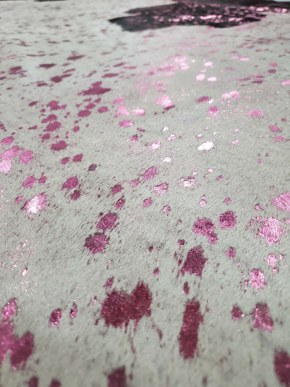 These metal pink Brazilian cowhide rugs are carefully selected with special focus and attention to detail, and handcrafted into practical floor coverings.
