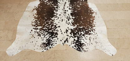 This speckled cowhide rug is the perfect addition to your home! Its natural and modern decor adds a unique aesthetic, and its soft surface makes it a pleasure to walk on.