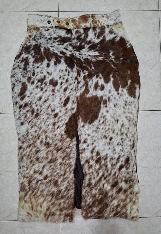 Bruine en witte koeienhuid rok voor dames met natuurlijke haartjes en hoge taille.