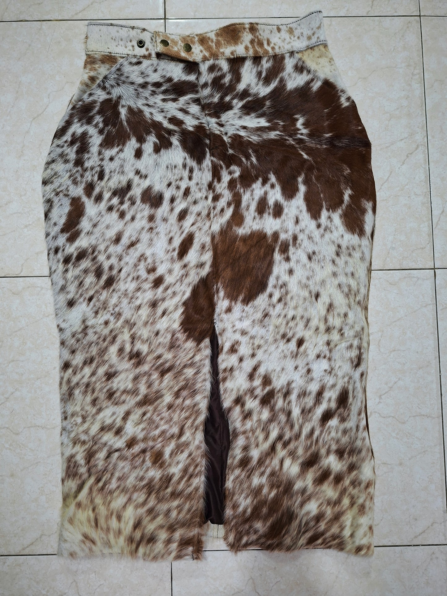 Echte koeienvacht midi-rok met split aan de voorkant, perfect voor western en country outfits.
