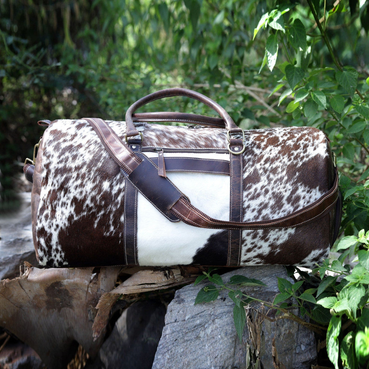 Explore in style with our tricolor cowhide travel bag—versatile, durable, and perfect for long journeys, gym sessions, and more