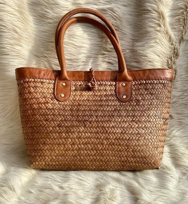 A rattan bag can be used as a casual and chic option for everyday use, adding a touch of natural beauty to your daily outfit.