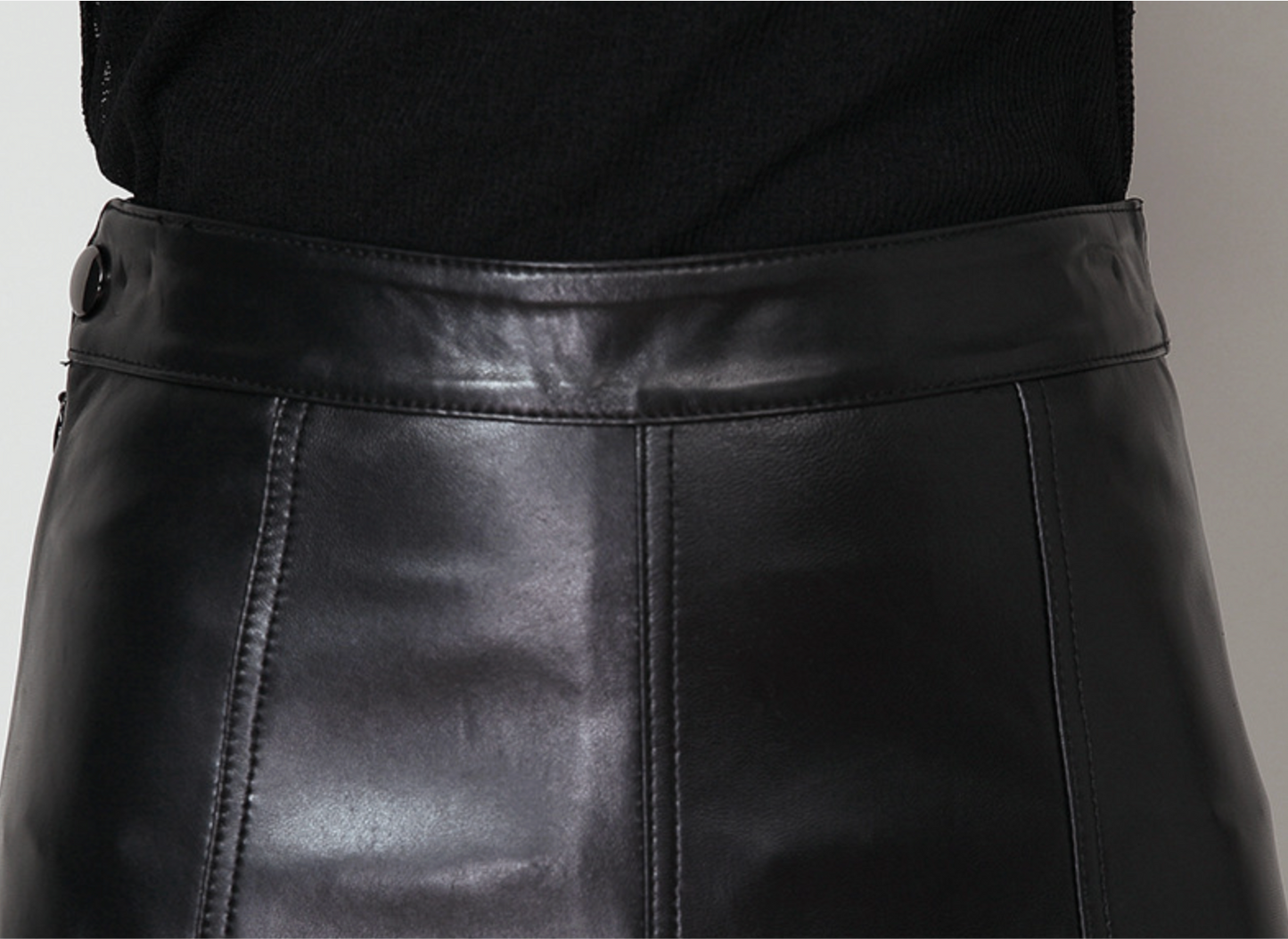 Schwarzer Leder-Midirock mit leichtem Volant, bequem zu tragen und ideal für Büro, Dinner und Events.