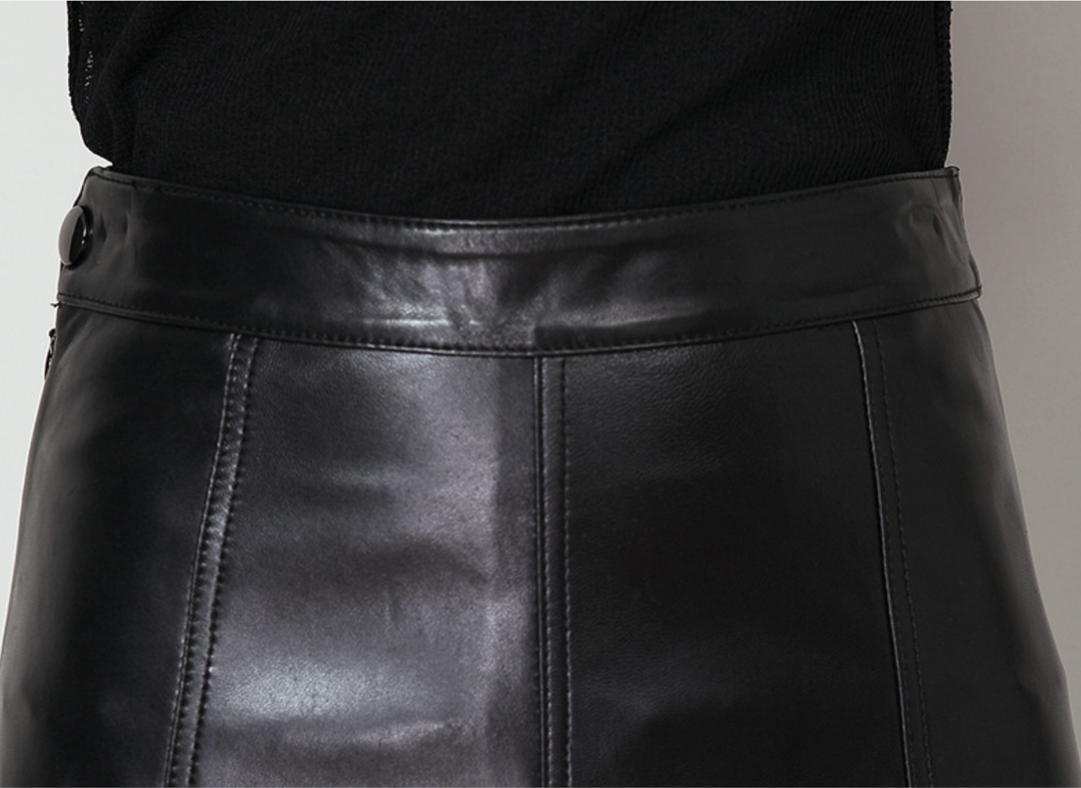 Schwarzer Leder-Midirock mit leichtem Volant, bequem zu tragen und ideal für Büro, Dinner und Events.