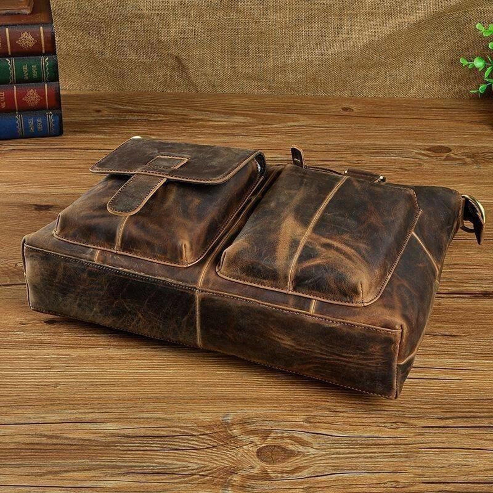 Leren heren laptoptas gedragen met de hand, perfect voor werk of zakenreis.

