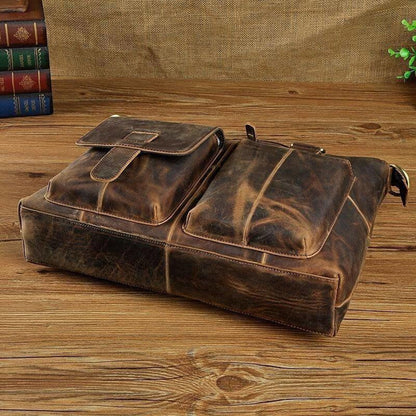 Leren heren laptoptas gedragen met de hand, perfect voor werk of zakenreis.

