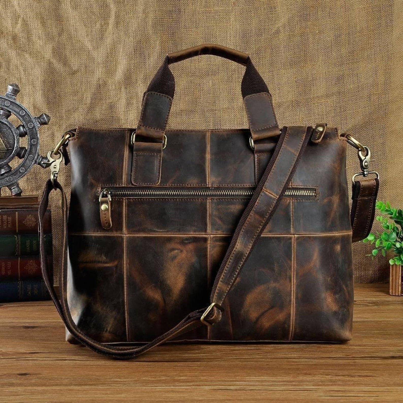 Messengerbag van echt leer met vintage afwerking, ideaal voor dagelijks gebruik.

