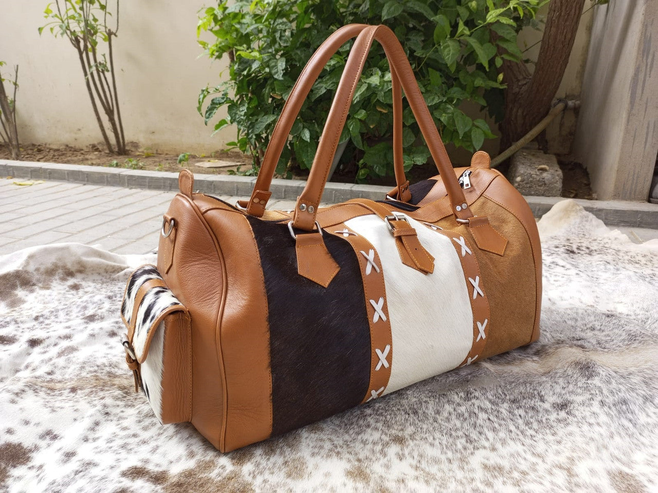 Discover the perfect custom cowhide duffle bag to elevate your travel style. Ideal for backpacking and weekend getaways, expertly crafted for your adventures.