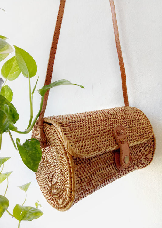 Bring the beach to you with this darling natural wicker bag. Roomy and large enough to store all your Summer essentials, it's perfect for your beach escapades!