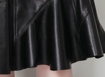 Midilanger Damenrock aus Leder mit weichem Fall im Saum und sicherem Sitz am Bund.