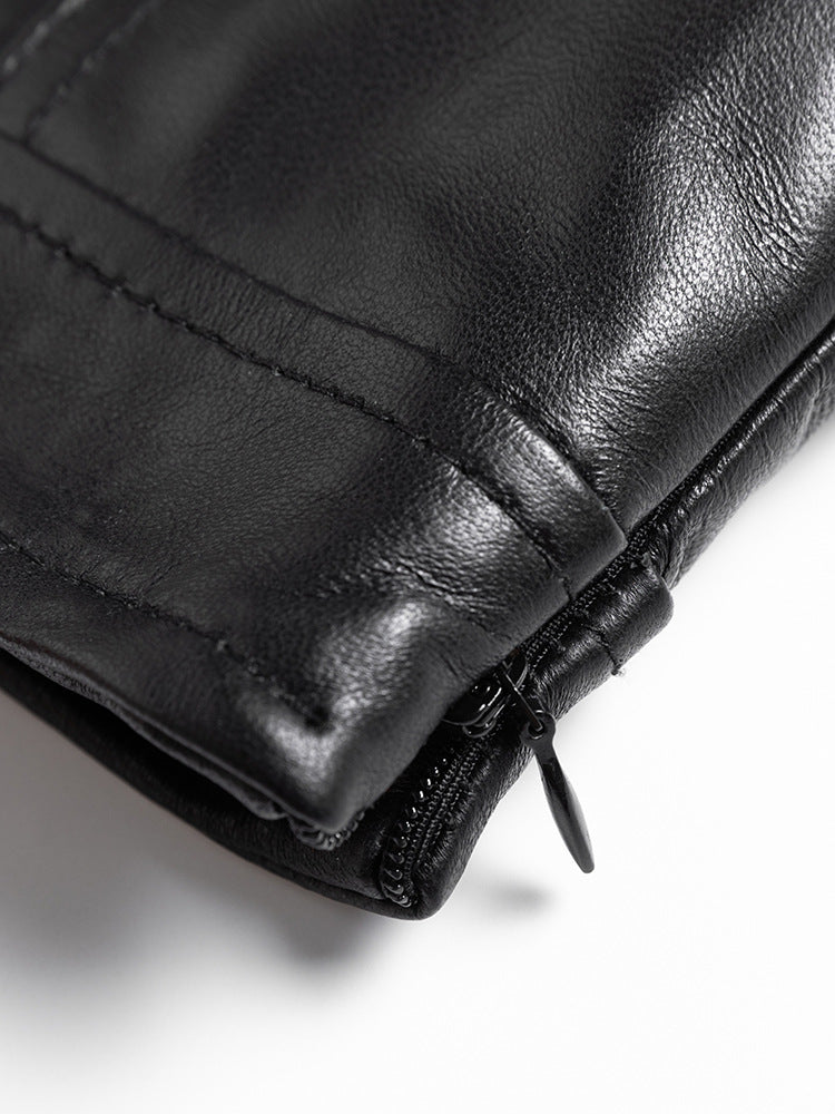 レザープリーツの美しさが際立つブラックミニ。端正なステッチと安定したウエストバンドで、形崩れを防ぎます。