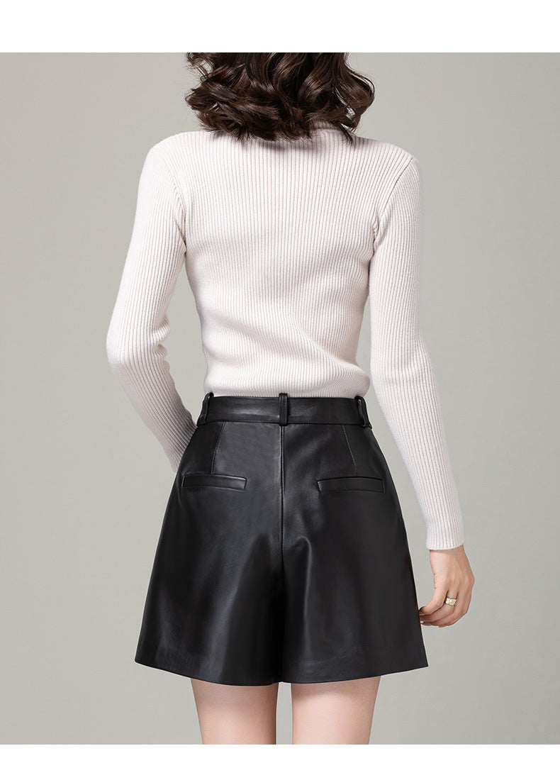 ハイウエスト仕様でウエストラインを引き締める黒レザーショーツ。軽やかな履き心地で、カジュアルから外出まで幅広く対応します