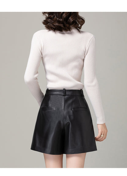 ハイウエスト仕様でウエストラインを引き締める黒レザーショーツ。軽やかな履き心地で、カジュアルから外出まで幅広く対応します