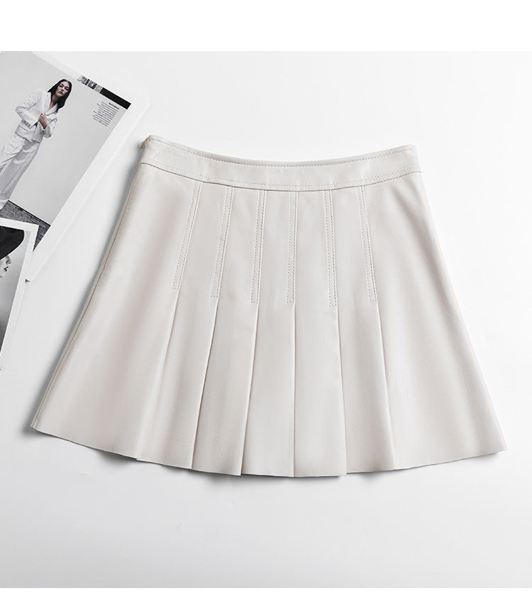 上質なシープスキンのミニスカートは、軽さと柔軟性が特長。動きに合わせて揺れるプリーツが立体感を生みます。