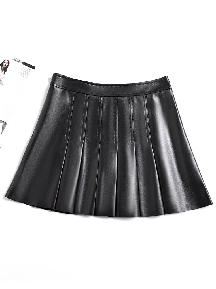 黒の本革プリーツミニスカートは、滑らかな質感と整った縫製が魅力。ウエストを安定させ、日常にも外出にも合わせやすい一枚です。