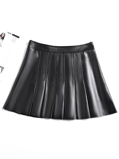黒の本革プリーツミニスカートは、滑らかな質感と整った縫製が魅力。ウエストを安定させ、日常にも外出にも合わせやすい一枚です。